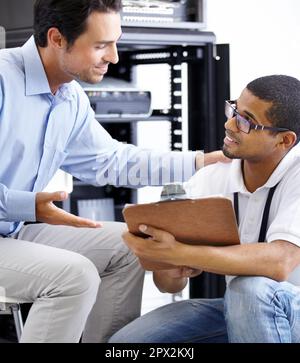 IT-Support, auf den Sie sich verlassen können. Ein junger IT-Spezialist, der bereit ist, einen Server zu reparieren. Stockfoto