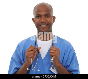 Er wird auf dein Herz hören. Ein junger Arzt, der mit einem Stethoskop vor weißem Hintergrund posiert. Stockfoto