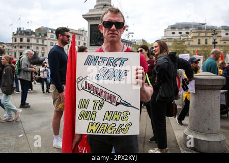 London, Großbritannien. 1. Mai 2023. Gesundheitshelfer demonstrieren am 1. Mai 2023 in Central London, Großbritannien. Die Mitarbeiter des Gesundheitswesens im Vereinigten Königreich (UK) inszenierten am Montag frische Abgänge über Bezahlung und Bedingungen, nachdem die Gewerkschaften das Gehaltsangebot der Regierung im letzten Monat abgelehnt hatten. Kredit: Xinhua/Alamy Live News Stockfoto