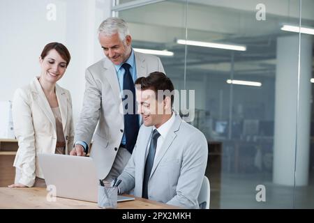 Eine Gruppe von Kollegen, die sich im Sitzungssaal treffen. Stockfoto