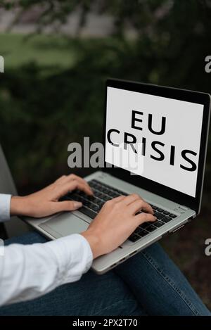 Schreiben mit Text EU Crisis, Internet Concept Eurozone State unfähig, ihre Staatsschulden zurückzuzahlen oder zu refinanzieren Stockfoto