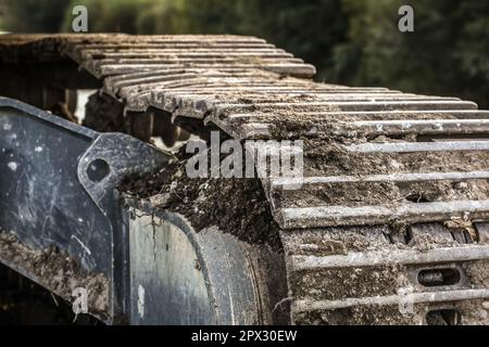 Detail aus Metall digger track Boden links auf der Oberfläche. Bau Konzept. Stockfoto