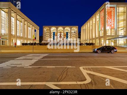 Lincoln Center bei Tagesanbruch: Blick auf das David H. Koch Theater, das Metropolitan Opera House und die David Geffen Hall rund um Josie Roberson Plaza Stockfoto