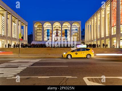 Lincoln Center bei Tagesanbruch: Blick auf das David H. Koch Theater, das Metropolitan Opera House und die David Geffen Hall rund um Josie Roberson Plaza Stockfoto