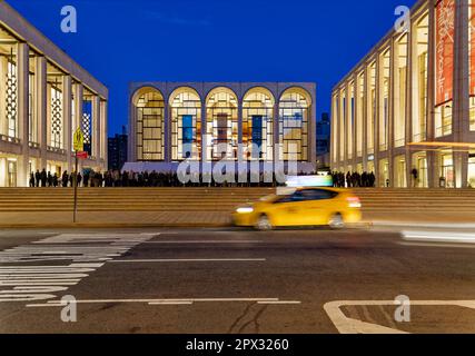 Lincoln Center bei Tagesanbruch: Blick auf das David H. Koch Theater, das Metropolitan Opera House und die David Geffen Hall rund um Josie Roberson Plaza Stockfoto