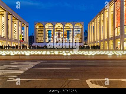 Lincoln Center bei Tagesanbruch: Blick auf das David H. Koch Theater, das Metropolitan Opera House und die David Geffen Hall rund um Josie Roberson Plaza Stockfoto