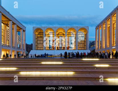 Lincoln Center bei Tagesanbruch: Blick auf das David H. Koch Theater, das Metropolitan Opera House und die David Geffen Hall rund um Josie Roberson Plaza Stockfoto