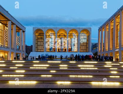 Lincoln Center bei Tagesanbruch: Blick auf das David H. Koch Theater, das Metropolitan Opera House und die David Geffen Hall rund um Josie Roberson Plaza Stockfoto