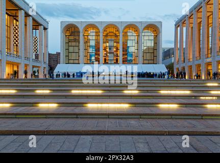 Lincoln Center bei Tagesanbruch: Blick auf das David H. Koch Theater, das Metropolitan Opera House und die David Geffen Hall rund um Josie Roberson Plaza Stockfoto