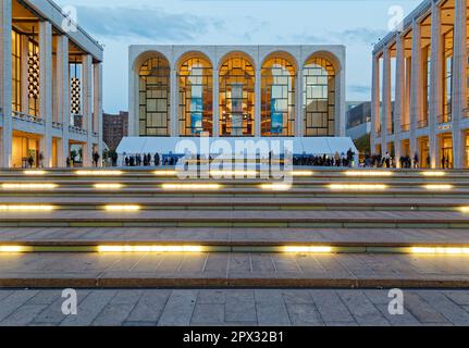 Lincoln Center bei Tagesanbruch: Blick auf das David H. Koch Theater, das Metropolitan Opera House und die David Geffen Hall rund um Josie Roberson Plaza Stockfoto