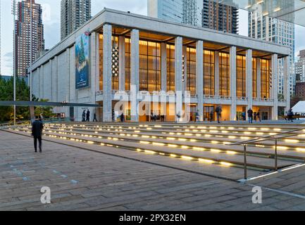 Lincoln Center bei Sonnenaufgang: David H. Koch Theater, auf Josie Robertson Plaza, mit Metropolitan Opera House auf der rechten Seite (2016). Stockfoto