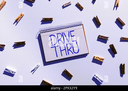 Schreiben mit Text Drive Thru, Business Idea Place, wo Sie die Art des Service erhalten, indem Sie durch den Drive Thru fahren Stockfoto