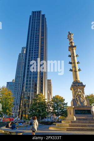 Das Columbus Monument und Trump International Hotel & Tower dominieren den Columbus Circle, an der südwestlichen Ecke des Central Park von Manhattan. Stockfoto
