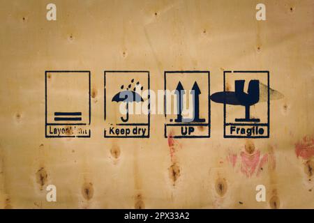 Internationale Verpackungsschilder auf einer Holzkiste. Stockfoto
