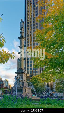Das Columbus Monument und Trump International Hotel & Tower dominieren den Columbus Circle, an der südwestlichen Ecke des Central Park von Manhattan. Stockfoto