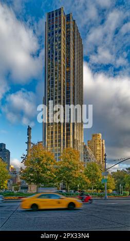 Das Columbus Monument und Trump International Hotel & Tower dominieren den Columbus Circle, an der südwestlichen Ecke des Central Park von Manhattan. Stockfoto