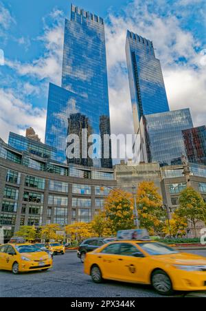 Die Glastürme des Deutschen Bank Center (ehemals Time Warner Center) spiegeln den Himmel und die Wolkenkratzer am Columbus Circle wider. Stockfoto