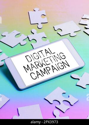 Handschriftliches Schild Digitale Marketingkampagne, Word geschrieben auf Social Media Promotion Content Management Stockfoto
