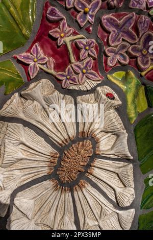 Details der Fliesenarbeiten von Cassandra Reid und Lehrlingen im Albuquerque Convention Center, New Mexico Stockfoto