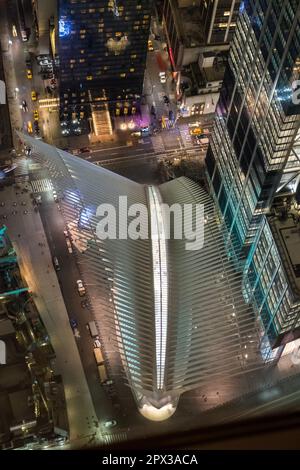 Manhattan, New York, USA - 12. 2018. Dezember: Blick vom World Trade Center Observatorium mit einem Gebäude auf das Dach des Oculus Center-Gebäudes Stockfoto