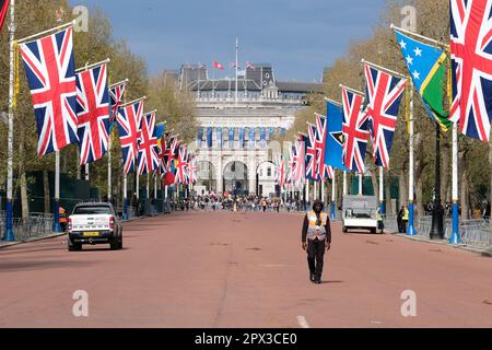 Die Vorbereitungen in der Mall werden vor dem King's Krönungstag fortgesetzt, wo Charles III. In der goldenen Staatskutsche auf dieser Straße unterwegs sein wird. Stockfoto