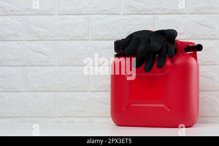 Roter Kunststoffkanister für flüssige Kraftstoffe und Schmiermittel auf weißem Hintergrund Stockfoto