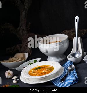 Pikante Austernsuppe mit Hühnerfleisch Stockfoto