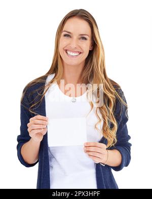 Hast du gesehen, wie toll das ist? Studiofoto einer jungen Frau, die ein leeres Plakat auf weiß trägt. Stockfoto