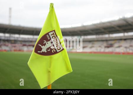 Turin, Italien, 29. April 2023. Vor dem Spiel der Serie A im Stadio Grande Torino in Turin ist eine Eckfahne mit dem Logo des Turin FC Turin zu sehen. Der Bildausdruck sollte lauten: Jonathan Moscrop/Sportimage Stockfoto