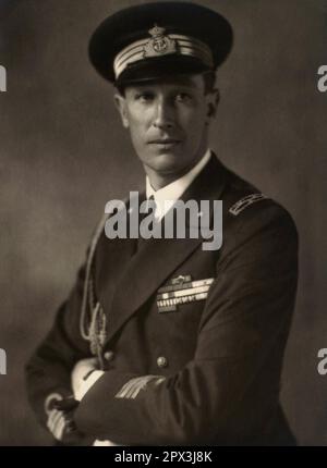 1935 c., Rom , ITALIEN : der italienische Marineadmiral Prince AIMONE di SAVOIA Duca d' AOSTA ( 1900 - 1948 ). Der zweite Sohn von Prinz Emanuele Filiberto Herzog von Aosta erhielt 1904 den Titel HERZOG VON SPOLETO . 1942 erbt er den Titel Herzog von Aosta nach dem Tod seines Bruders Prinz Amedeo in einem britischen Kriegsgefangenenlager in Nairobi . Foto: EVA BARRETT ( 1879 - 1950 ). - SAVOY - FOTO STORICHE - HISTORY - PRINCIPE - DUCA D'Aosta - ITALIA - CASA SAVOIA - REALI - NOBILTA' ITALIANA - SAVOY - ADEL - KÖNIGSFAMILIE - Königsfamilie - nobili italiani - nobiltà italiana - Portrait Stockfoto