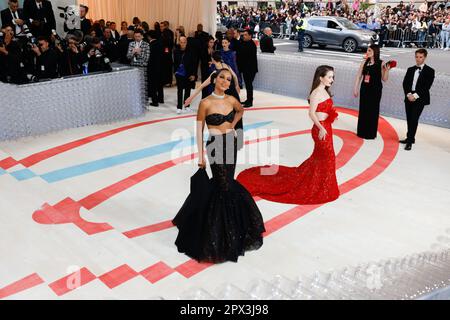 New York, Usa. 01. Mai 2023. Kerry Washington und Kaitlyn Dever kommen auf dem roten Teppich für die Met Gala im Metropolitan Museum of Art an, um die Eröffnung von Karl Lagerfeld: A Line of Beauty in New York City am Montag, den 1. Mai 2023 zu feiern. Foto: John Angelillo/UPI Credit: UPI/Alamy Live News Stockfoto