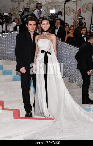 New York, USA. 01. Mai 2023. Brooklyn Beckham und Nicola Peltz gehen auf dem roten Teppich auf der 2023 Metropolitan Museum of Art Costume Institute Gala zur Eröffnung der Ausstellung Karl Lagerfeld: A Line of Beauty im Metropolitan Museum of Art in New York, NY, am 1. Mai 2023. (Foto: Anthony Behar/Sipa USA) Guthaben: SIPA USA/Alamy Live News Stockfoto