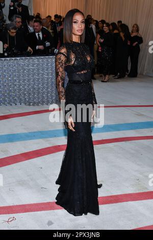 New York, USA. 01. Mai 2023. Joan Smalls auf dem roten Teppich auf der 2023 Metropolitan Museum of Art Costume Institute Gala zur Eröffnung der Ausstellung Karl Lagerfeld: A Line of Beauty im Metropolitan Museum of Art in New York, NY, am 1. Mai 2023. (Foto: Anthony Behar/Sipa USA) Guthaben: SIPA USA/Alamy Live News Stockfoto