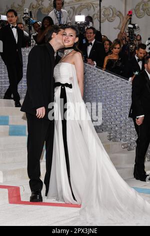 New York, USA. 01. Mai 2023. Brooklyn Beckham und Nicola Peltz gehen auf dem roten Teppich auf der 2023 Metropolitan Museum of Art Costume Institute Gala zur Eröffnung der Ausstellung Karl Lagerfeld: A Line of Beauty im Metropolitan Museum of Art in New York, NY, am 1. Mai 2023. (Foto: Anthony Behar/Sipa USA) Guthaben: SIPA USA/Alamy Live News Stockfoto