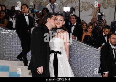 New York, USA. 01. Mai 2023. Brooklyn Beckham und Nicola Peltz gehen auf dem roten Teppich auf der 2023 Metropolitan Museum of Art Costume Institute Gala zur Eröffnung der Ausstellung Karl Lagerfeld: A Line of Beauty im Metropolitan Museum of Art in New York, NY, am 1. Mai 2023. (Foto: Anthony Behar/Sipa USA) Guthaben: SIPA USA/Alamy Live News Stockfoto