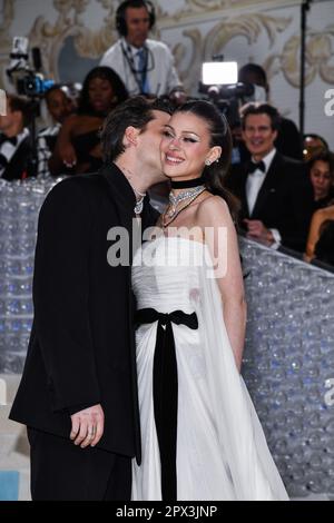 New York, USA. 01. Mai 2023. Brooklyn Beckham und Nicola Peltz gehen auf dem roten Teppich auf der 2023 Metropolitan Museum of Art Costume Institute Gala zur Eröffnung der Ausstellung Karl Lagerfeld: A Line of Beauty im Metropolitan Museum of Art in New York, NY, am 1. Mai 2023. (Foto: Anthony Behar/Sipa USA) Guthaben: SIPA USA/Alamy Live News Stockfoto