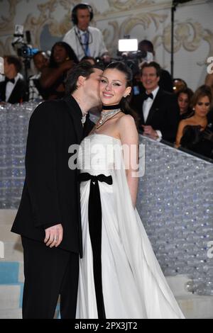 New York, USA. 01. Mai 2023. Brooklyn Beckham und Nicola Peltz gehen auf dem roten Teppich auf der 2023 Metropolitan Museum of Art Costume Institute Gala zur Eröffnung der Ausstellung Karl Lagerfeld: A Line of Beauty im Metropolitan Museum of Art in New York, NY, am 1. Mai 2023. (Foto: Anthony Behar/Sipa USA) Guthaben: SIPA USA/Alamy Live News Stockfoto