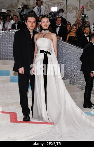 New York, USA. 01. Mai 2023. Brooklyn Beckham und Nicola Peltz gehen auf dem roten Teppich auf der 2023 Metropolitan Museum of Art Costume Institute Gala zur Eröffnung der Ausstellung Karl Lagerfeld: A Line of Beauty im Metropolitan Museum of Art in New York, NY, am 1. Mai 2023. (Foto: Anthony Behar/Sipa USA) Guthaben: SIPA USA/Alamy Live News Stockfoto
