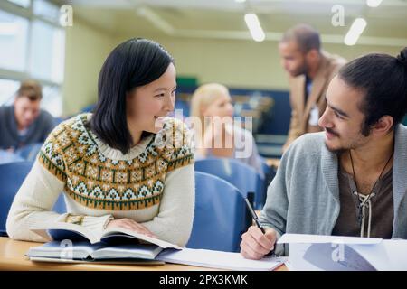 Zwischen den Vorlesungen lachen. Er erschoss zwei Studenten, die in einem Vorlesungssaal zusammenarbeiteten. Stockfoto