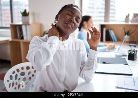 Zurückhaltung ist nicht ihre Stärke. Eine junge Geschäftsfrau, die Nackenschmerzen erleidet, während sie an ihrem Schreibtisch in einem modernen Büro arbeitet Stockfoto