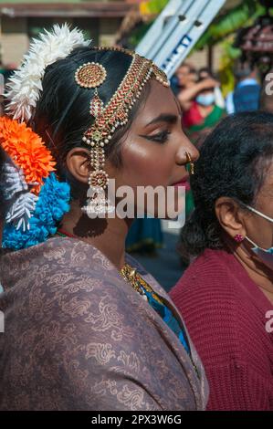 Eine Tänzerin wartet auf den Moment, um für die Gottheit beim Mahotsavam Chariot Festival 2023 in Melbourne, Australien, der Tamil Hindu-Gemeinde aufzutreten Stockfoto