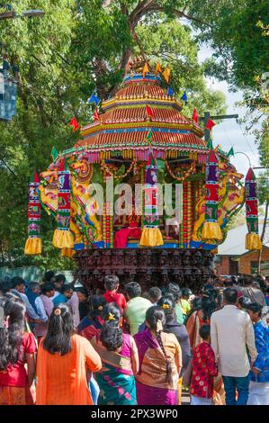 Der Streitwagen, in dem sich die Gottheit Ganesha befindet, wird beim Mahotsavam Chariot Festival 2023 in Melbourne, Australien, aus dem Tempel gezogen Stockfoto