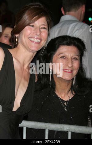 Catherine Keener und Mutter Evelyn Keener nehmen am 27. September 2005 an der Alice Tully Hall im Lincoln Center in New York City am New York Film Festival Premiere von „Capote“ Teil. Foto: Henry McGee/MediaPunch Stockfoto