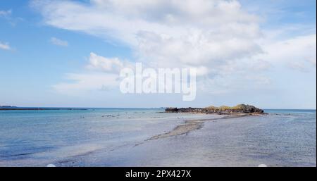 Der Fußweg bei Ebbe verbindet Kueibishan und die Insel Chi Yu in Penghu von Taiwan Stockfoto