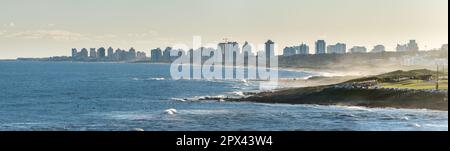 Panoramablick auf die Skyline von Punta del Este von La Barra aus, mit der Mündung des Maldonado-Baches im Vordergrund Stockfoto