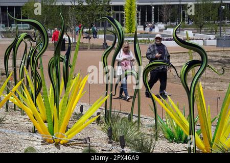 St. Louis, Usa. 01. Mai 2023. In den Missouri Botanical Gardens in St. passieren Besucher die Chihuly Black and Green Striped Herons with Green Grass Work of Art in der Nähe des Climatron Louis am Montag, den 1. Mai 2023. Vom 2. Mai 2023 bis zum 15. Oktober 2023 werden im Botanischen Garten die geblasenen Glasformen des Künstlers Dale Chihuly ausgestellt. Foto: Bill Greenblatt/UPI Credit: UPI/Alamy Live News Stockfoto