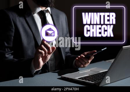 Handgeschriebenes Schild „Winter Check, Business Approach“, kälteste Jahreszeit Wartung Vorbereitung Schneeschaufel Hiemal Stockfoto