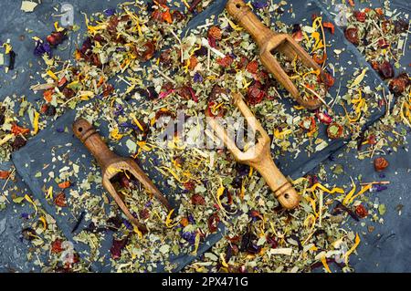 Kräutertee mit gesundem Kräutertee in Holzlöffeln Stockfoto