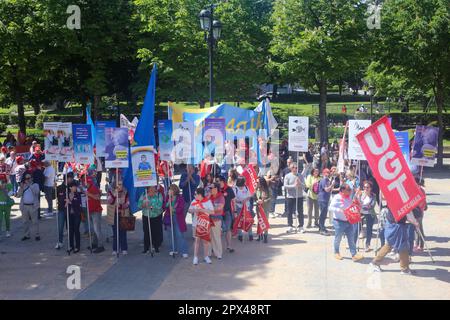 Oviedo, Asturien, Spanien. 1. Mai 2023. Oviedo, Spanien, 1. Mai 2023: Tausende von Menschen versammelten sich während der Demonstration am 1. Mai 2023 auf den Straßen von Oviedo, erhöhten Löhne, senkten Preise, verteilen Sozialleistungen, Am 1. Mai 2023 in Oviedo, Spanien. (Kreditbild: © Alberto Brevers/Pacific Press via ZUMA Press Wire) NUR ZUR REDAKTIONELLEN VERWENDUNG! Nicht für den kommerziellen GEBRAUCH! Stockfoto