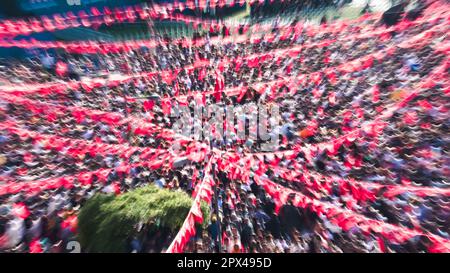 Die Nationalallianz veranstaltete eine Kundgebung auf dem Gundogdu-Platz in Izmir. Präsidentschaftskandidat und Vorsitzender der KHP Kemal K?l?cdaroglu, IYI-Parteivorsitzender Meral Aksener, DEVA-Parteivorsitzender Ali Babacan, Felicity-Parteivorsitzender Temel Karamollaoglu, künftiger Parteivorsitzender Ahmet Davutoglu, Demokratischer Parteivorsitzender Gultekin Uysal und Ankara Metropolitan Municipality Mayor Mansur Yavogas, Stadtverwaltung Istanbul, Stadtverwaltung Ekrem und Ekrem Ich hielt eine Rede bei der Kundgebung. Am 14. Mai werden in der Türkei Präsidentschafts- und Parlamentswahlen stattfinden. (Foto: Idil Toffolo/Pacific Press) Stockfoto